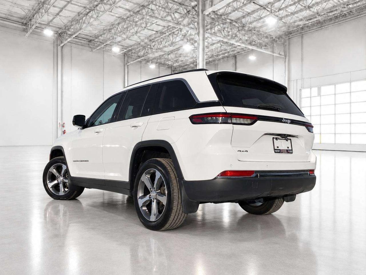 2023 Jeep Grand Cherokee Limited | Lux Tech II | Panoroof | Alpine | 4X4 Photo3