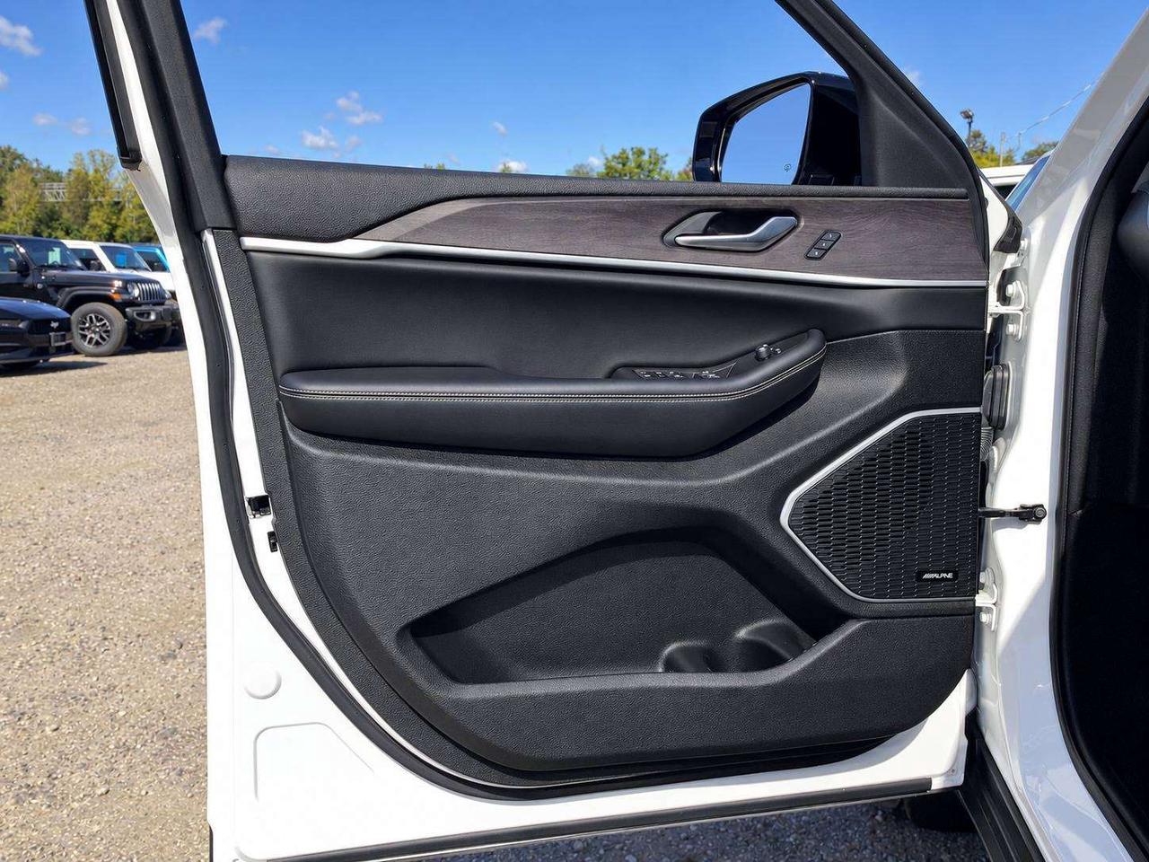 2023 Jeep Grand Cherokee Limited | Lux Tech II | Panoroof | Alpine | 4X4 Photo