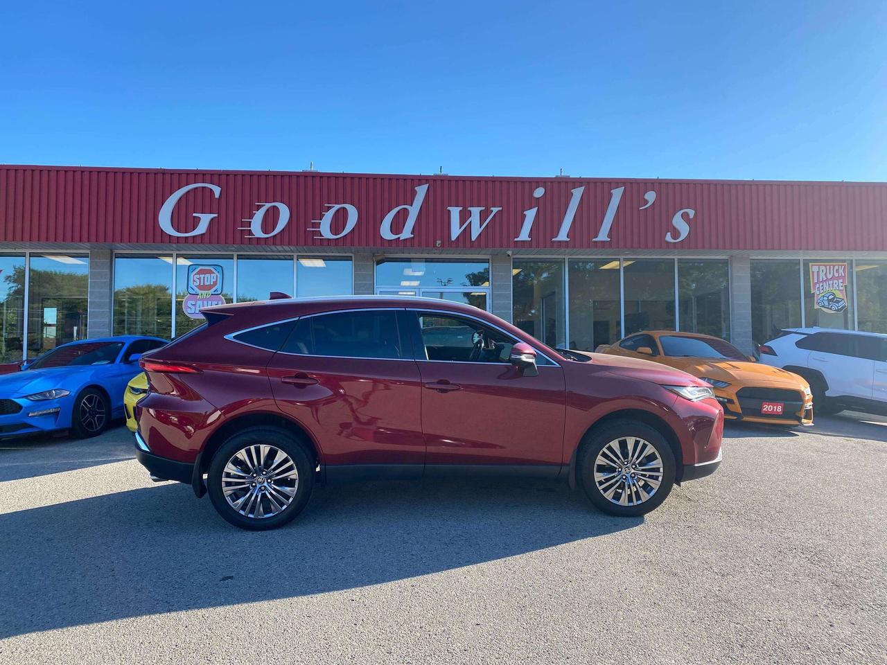 2022 Toyota Venza XLE, HYBRID, BACK UP CAM, HEATED LEATHER! - Photo #1