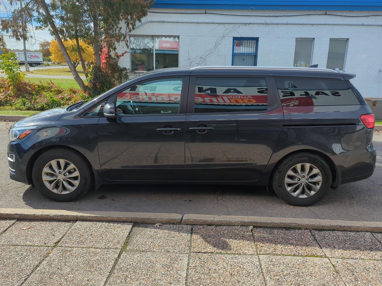 2020 Kia Sedona LX Photo1