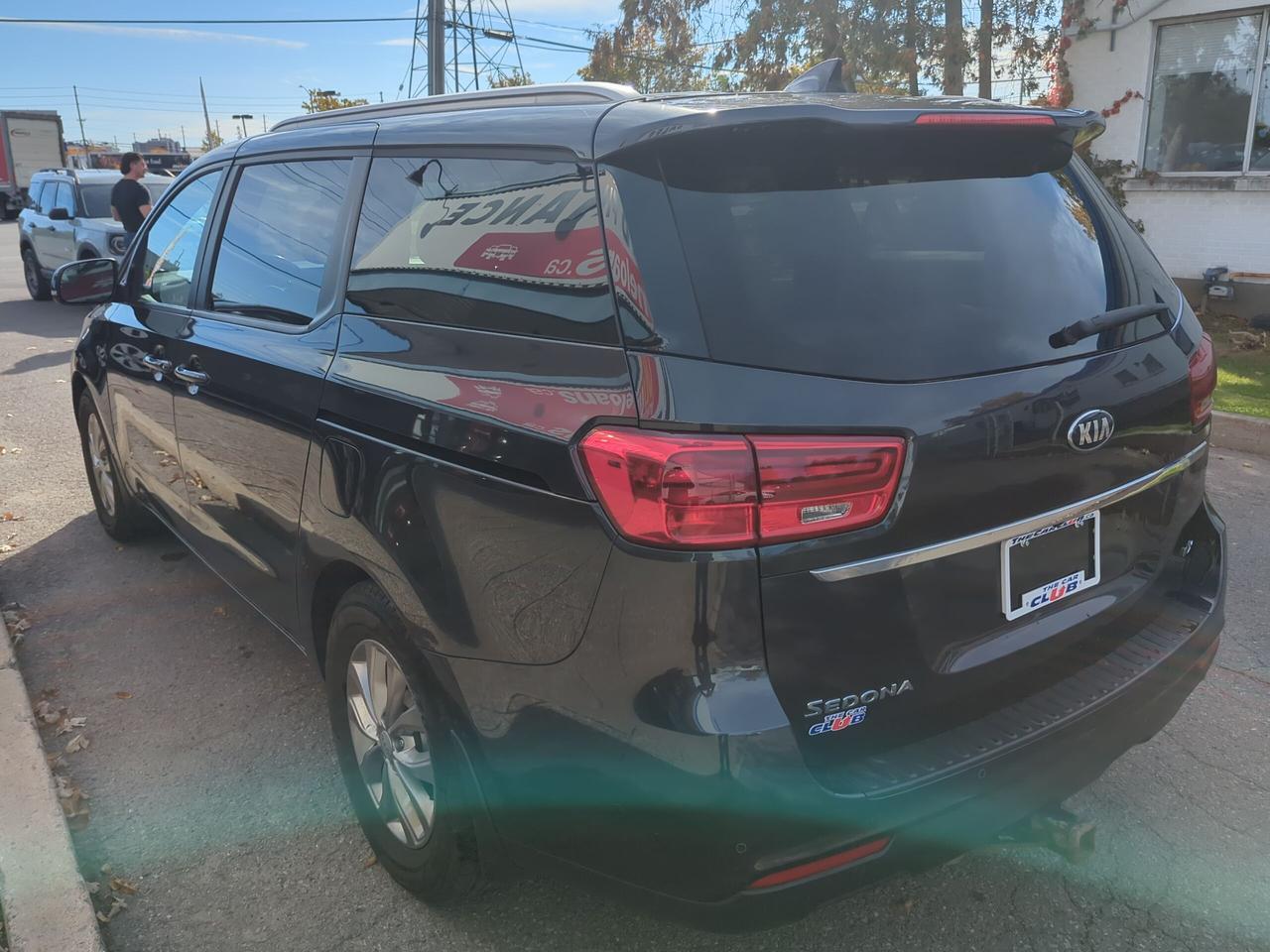 2020 Kia Sedona LX Photo2