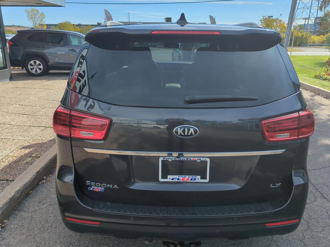2020 Kia Sedona LX Photo3