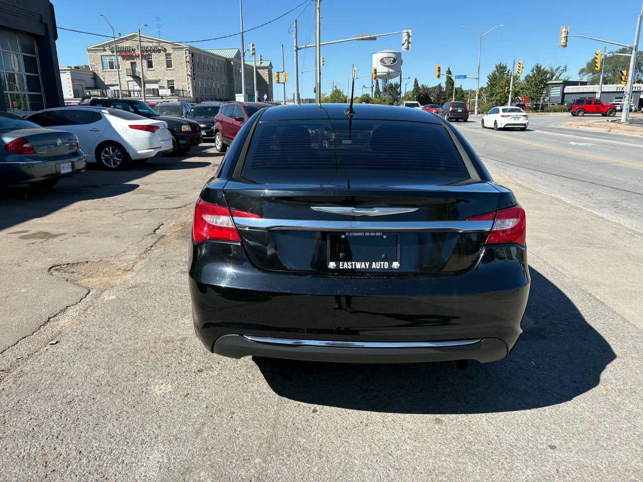2014 Chrysler 200 LX Photo