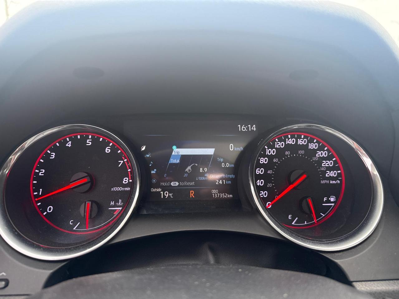 2019 Toyota Camry XSE / LEATHER / PANO ROOF / HTD SEATS / BLINDSPOT Photo