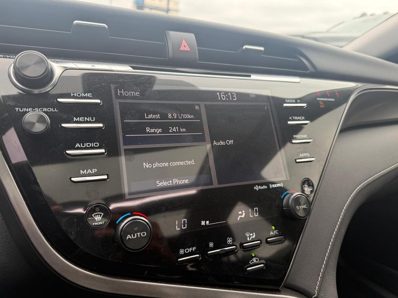 2019 Toyota Camry XSE / LEATHER / PANO ROOF / HTD SEATS / BLINDSPOT Photo