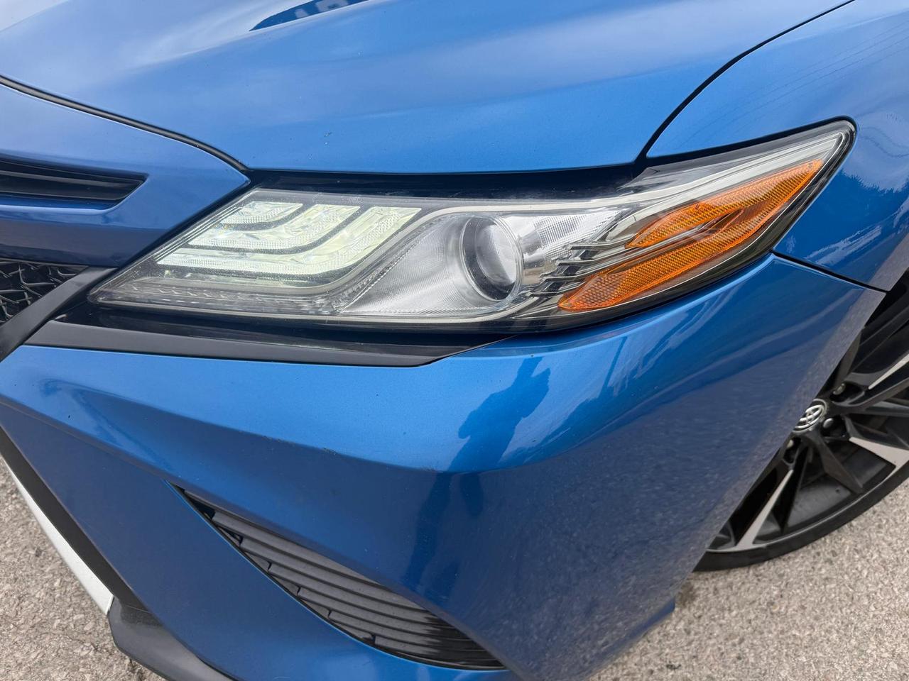 2019 Toyota Camry XSE / LEATHER / PANO ROOF / HTD SEATS / BLINDSPOT Photo4