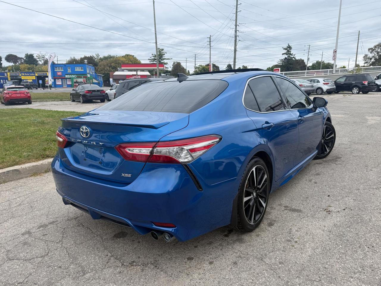2019 Toyota Camry XSE / LEATHER / PANO ROOF / HTD SEATS / BLINDSPOT Photo2