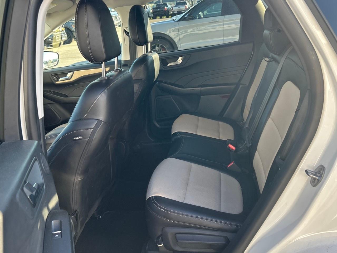 2022 Ford Escape Titanium Hybrid AWD Photo