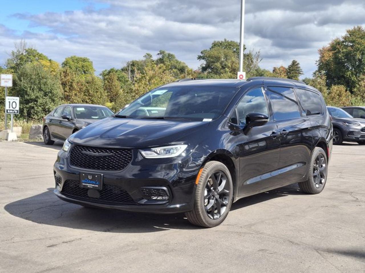2026 Chrysler Pacifica Limited AWD | DVD | FamCam | Sunroof | Leather | Nav | Adaptive Cruise | Power Sliding Doors & More! Photo0