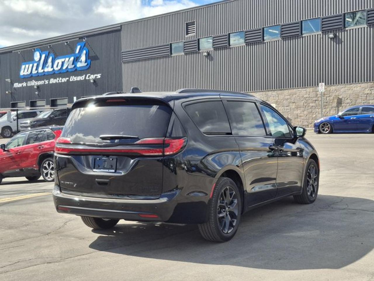 2026 Chrysler Pacifica Limited AWD | DVD | FamCam | Sunroof | Leather | Nav | Adaptive Cruise | Power Sliding Doors & More! Photo