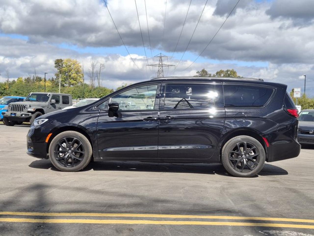 2026 Chrysler Pacifica Limited AWD | DVD | FamCam | Sunroof | Leather | Nav | Adaptive Cruise | Power Sliding Doors & More! Photo