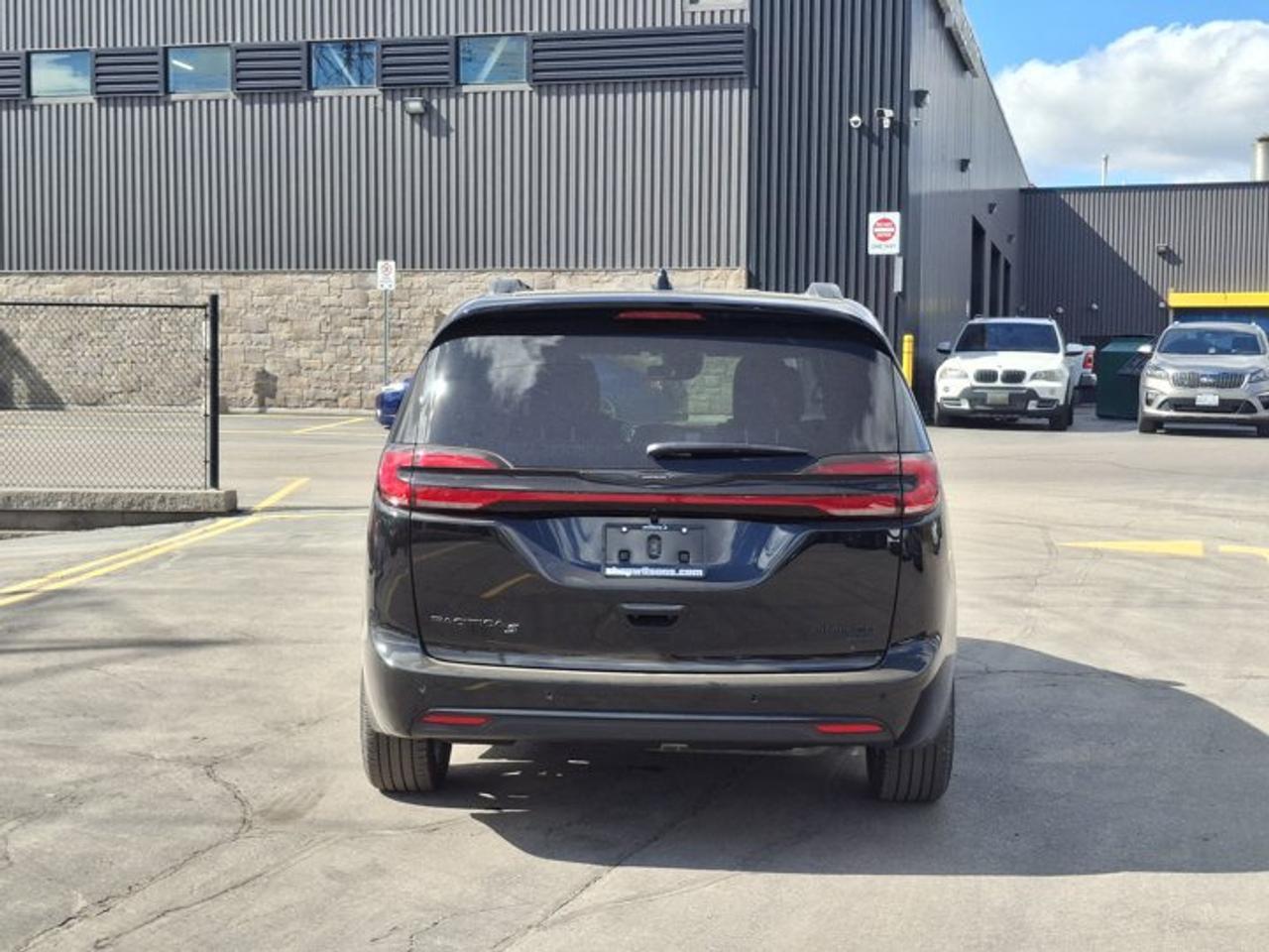 2026 Chrysler Pacifica Limited AWD | DVD | FamCam | Sunroof | Leather | Nav | Adaptive Cruise | Power Sliding Doors & More! Photo