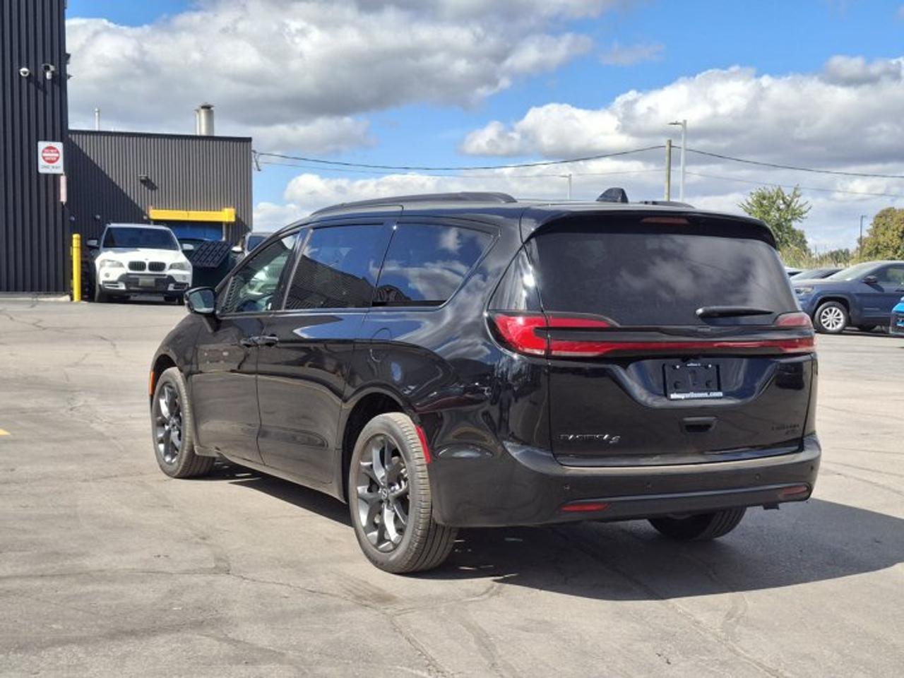 2026 Chrysler Pacifica Limited AWD | DVD | FamCam | Sunroof | Leather | Nav | Adaptive Cruise | Power Sliding Doors & More! Photo2
