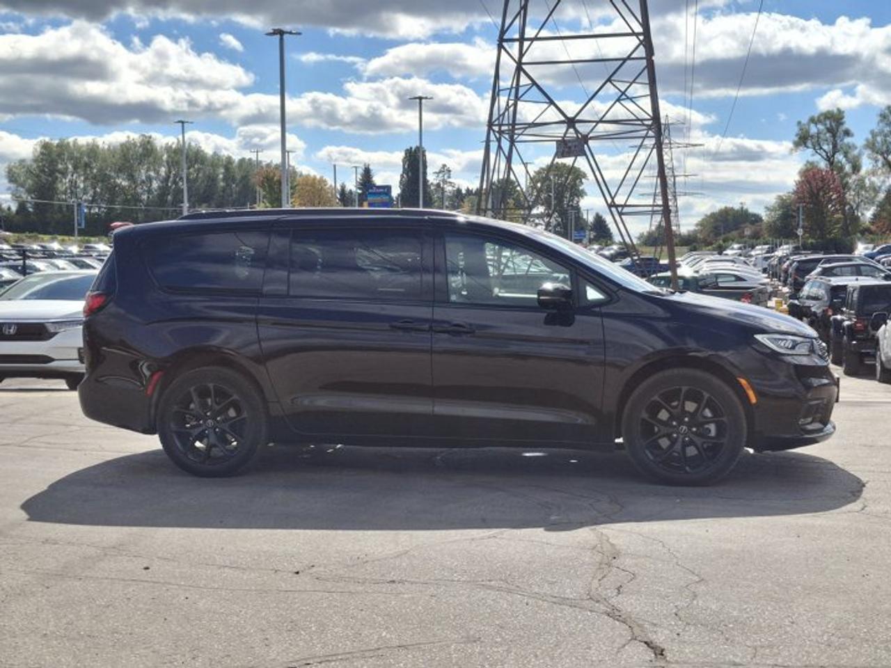 2026 Chrysler Pacifica Limited AWD | DVD | FamCam | Sunroof | Leather | Nav | Adaptive Cruise | Power Sliding Doors & More! Photo