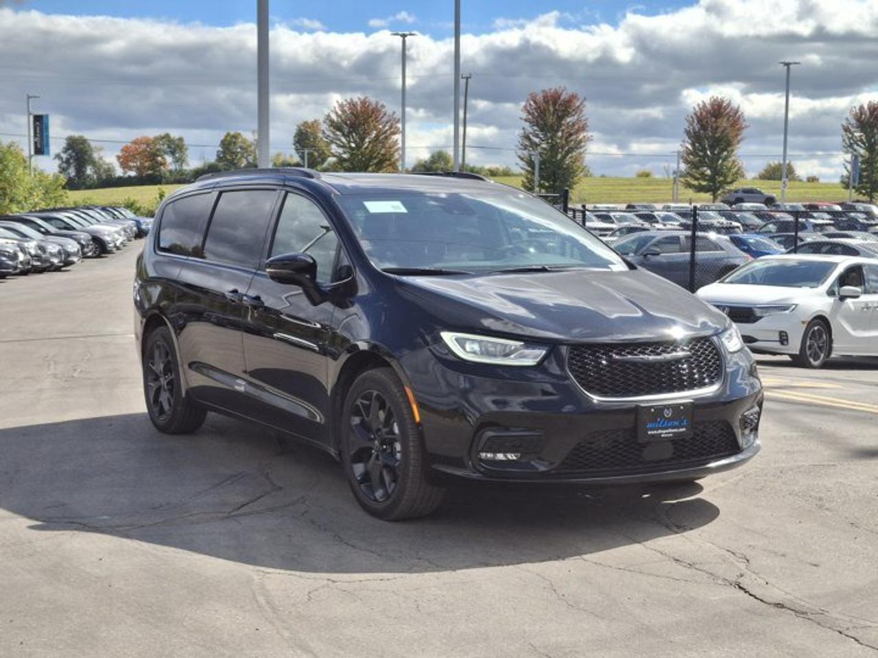 2026 Chrysler Pacifica Limited AWD | DVD | FamCam | Sunroof | Leather | Nav | Adaptive Cruise | Power Sliding Doors & More! Photo
