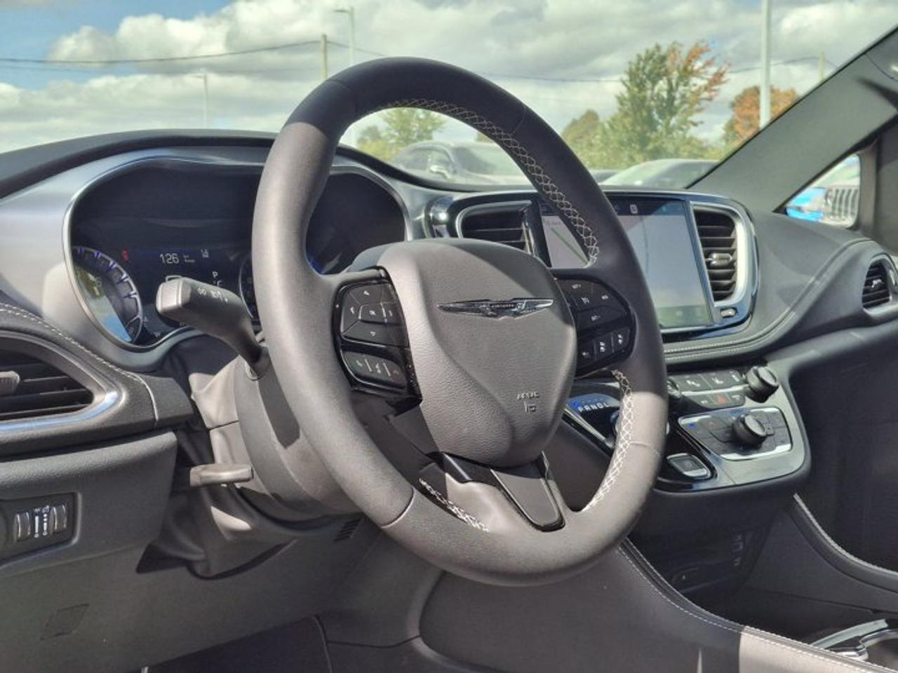 2026 Chrysler Pacifica Limited AWD | DVD | FamCam | Sunroof | Leather | Nav | Adaptive Cruise | Power Sliding Doors & More! Photo