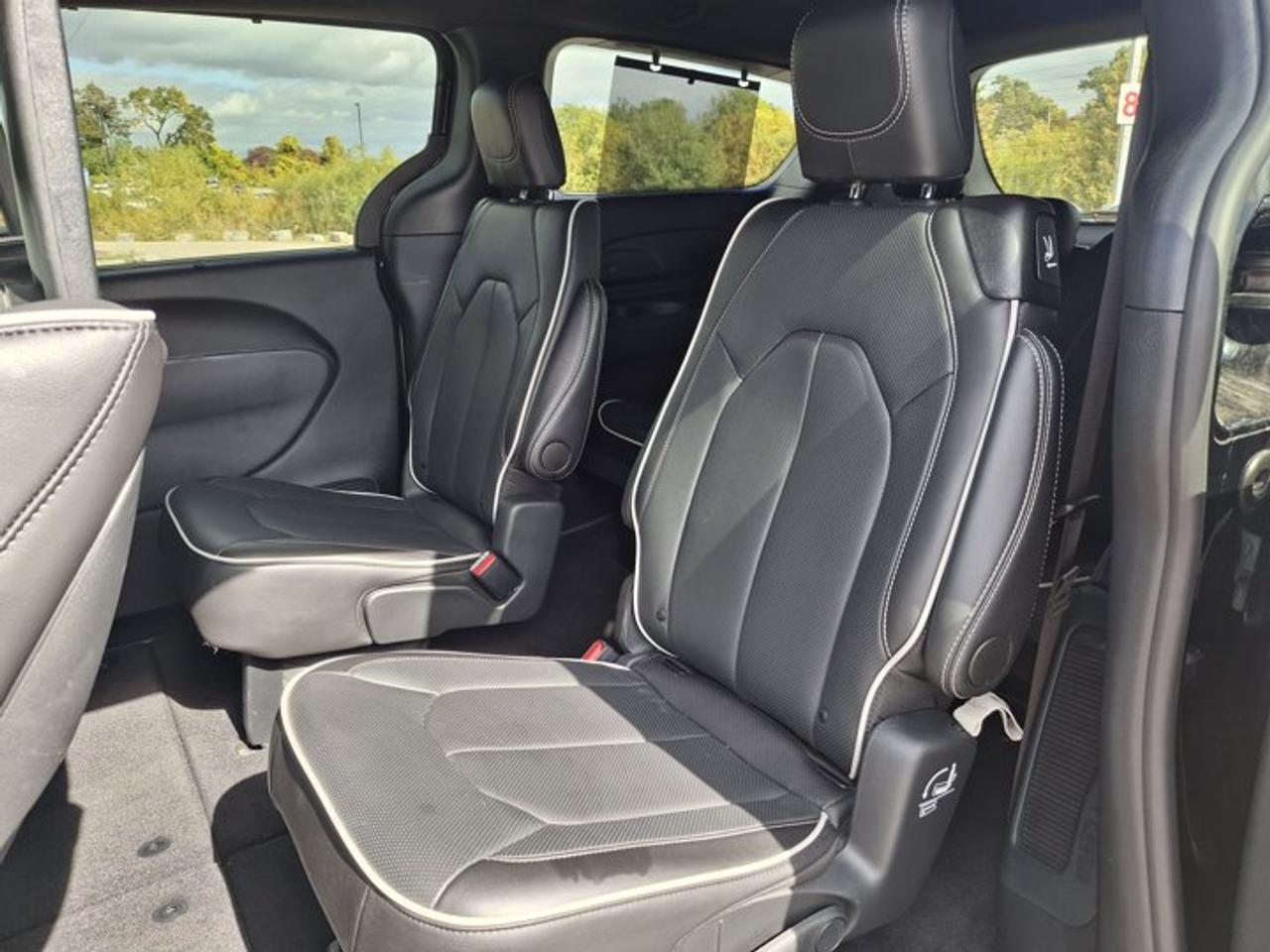 2026 Chrysler Pacifica Limited AWD | DVD | FamCam | Sunroof | Leather | Nav | Adaptive Cruise | Power Sliding Doors & More! Photo