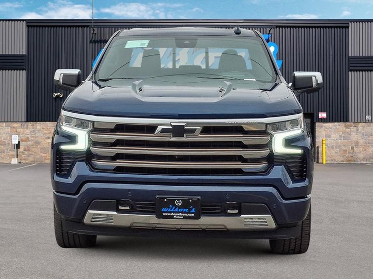 2022 Chevrolet Silverado 1500 High Country Crew 4X4 | 6.5' Box | 6.2L | 22'' Wheels | HUD | Leather | Sunroof | Nav | and More ! Photo