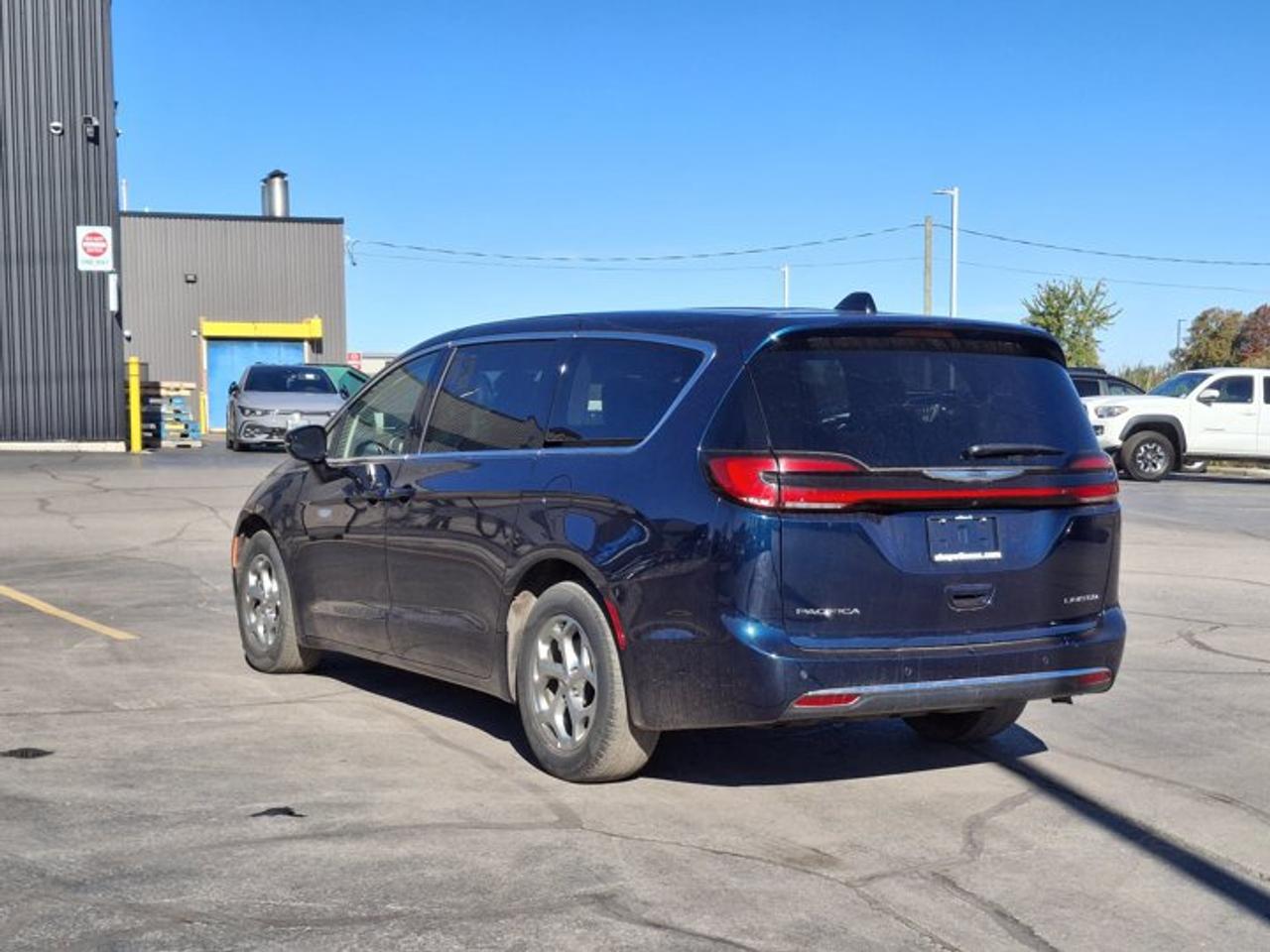 2024 Chrysler Pacifica Limited | Leather | Sunroof | Nav | Cooled + Heated Seats | Heated Wheel | Adaptive Cruise and More! Photo