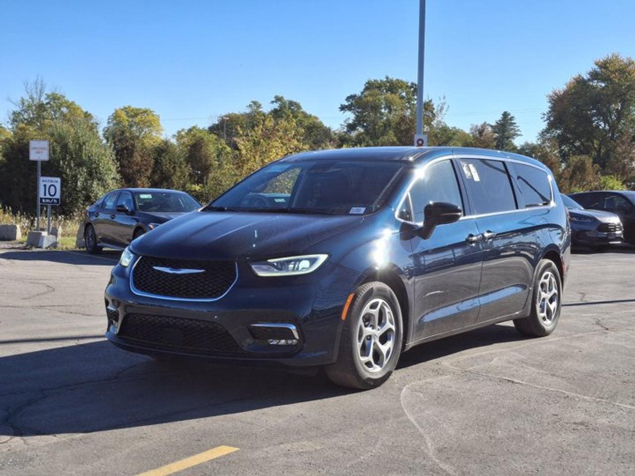 2024 Chrysler Pacifica Limited | Leather | Sunroof | Nav | Cooled + Heated Seats | Heated Wheel | Adaptive Cruise and More! Photo