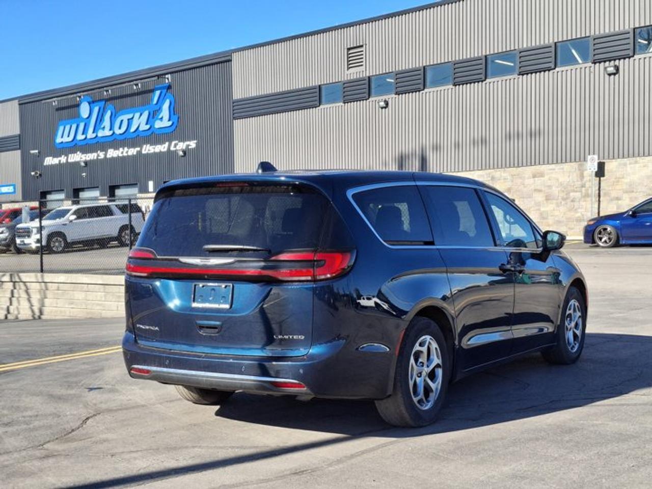 2024 Chrysler Pacifica Limited | Leather | Sunroof | Nav | Cooled + Heated Seats | Heated Wheel | Adaptive Cruise and More! Photo4