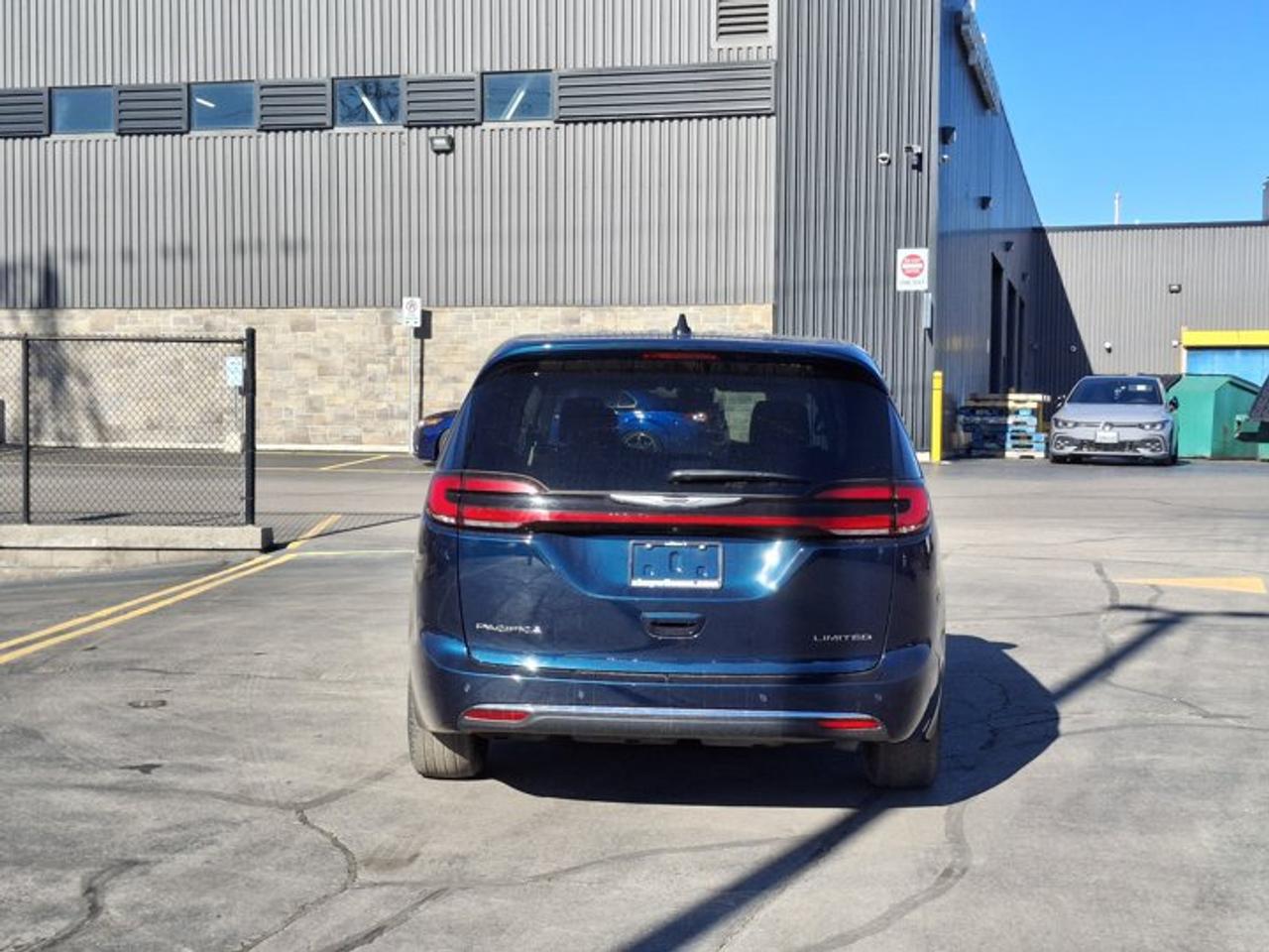 2024 Chrysler Pacifica Limited | Leather | Sunroof | Nav | Cooled + Heated Seats | Heated Wheel | Adaptive Cruise and More! Photo