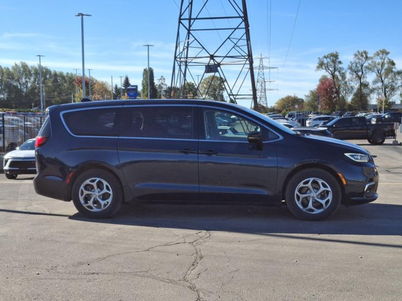 2024 Chrysler Pacifica Limited | Leather | Sunroof | Nav | Cooled + Heated Seats | Heated Wheel | Adaptive Cruise and More! Photo