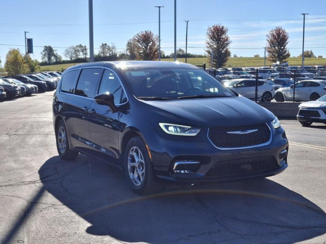 2024 Chrysler Pacifica Limited | Leather | Sunroof | Nav | Cooled + Heated Seats | Heated Wheel | Adaptive Cruise and More! Photo