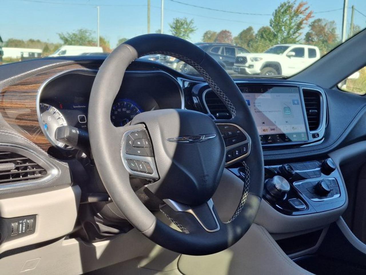 2024 Chrysler Pacifica Limited | Leather | Sunroof | Nav | Cooled + Heated Seats | Heated Wheel | Adaptive Cruise and More! Photo