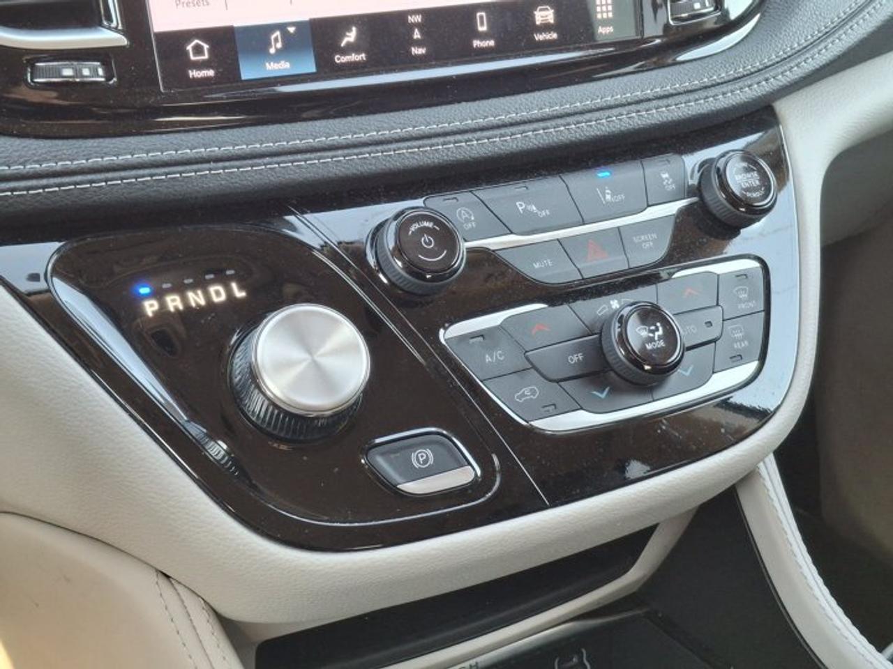 2024 Chrysler Pacifica Limited | Leather | Sunroof | Nav | Cooled + Heated Seats | Heated Wheel | Adaptive Cruise and More! Photo