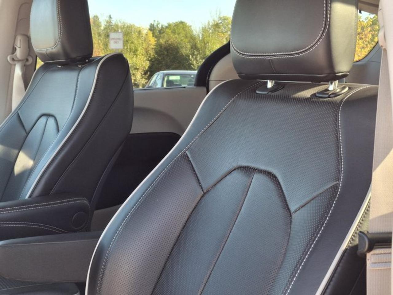2024 Chrysler Pacifica Limited | Leather | Sunroof | Nav | Cooled + Heated Seats | Heated Wheel | Adaptive Cruise and More! Photo