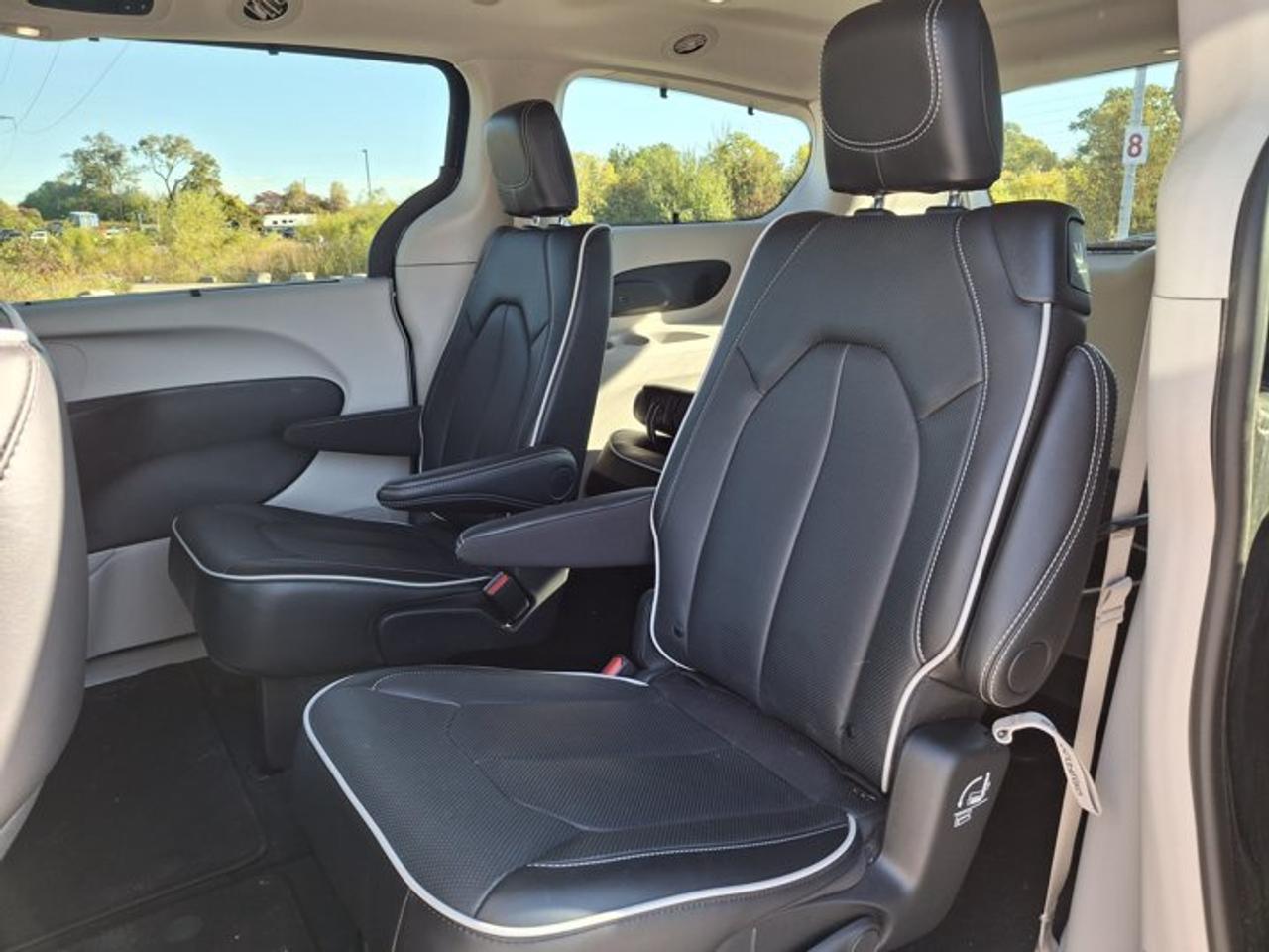 2024 Chrysler Pacifica Limited | Leather | Sunroof | Nav | Cooled + Heated Seats | Heated Wheel | Adaptive Cruise and More! Photo