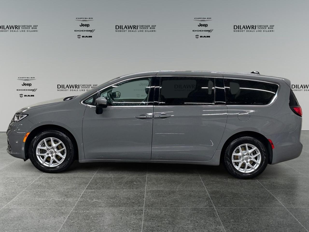 2023 Chrysler Pacifica Touring L FWD Photo1