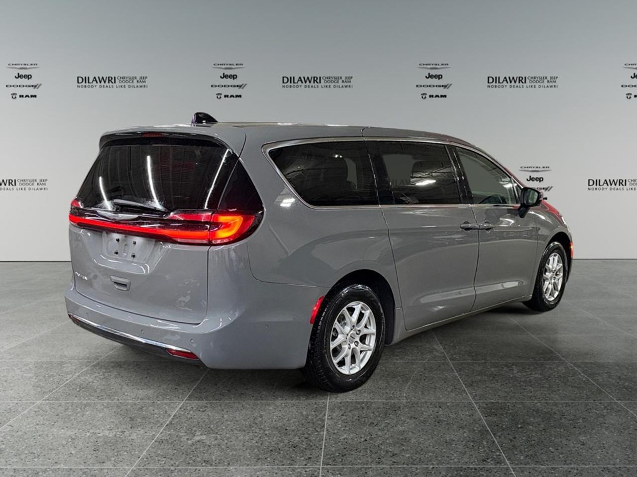 2023 Chrysler Pacifica Touring L FWD Photo