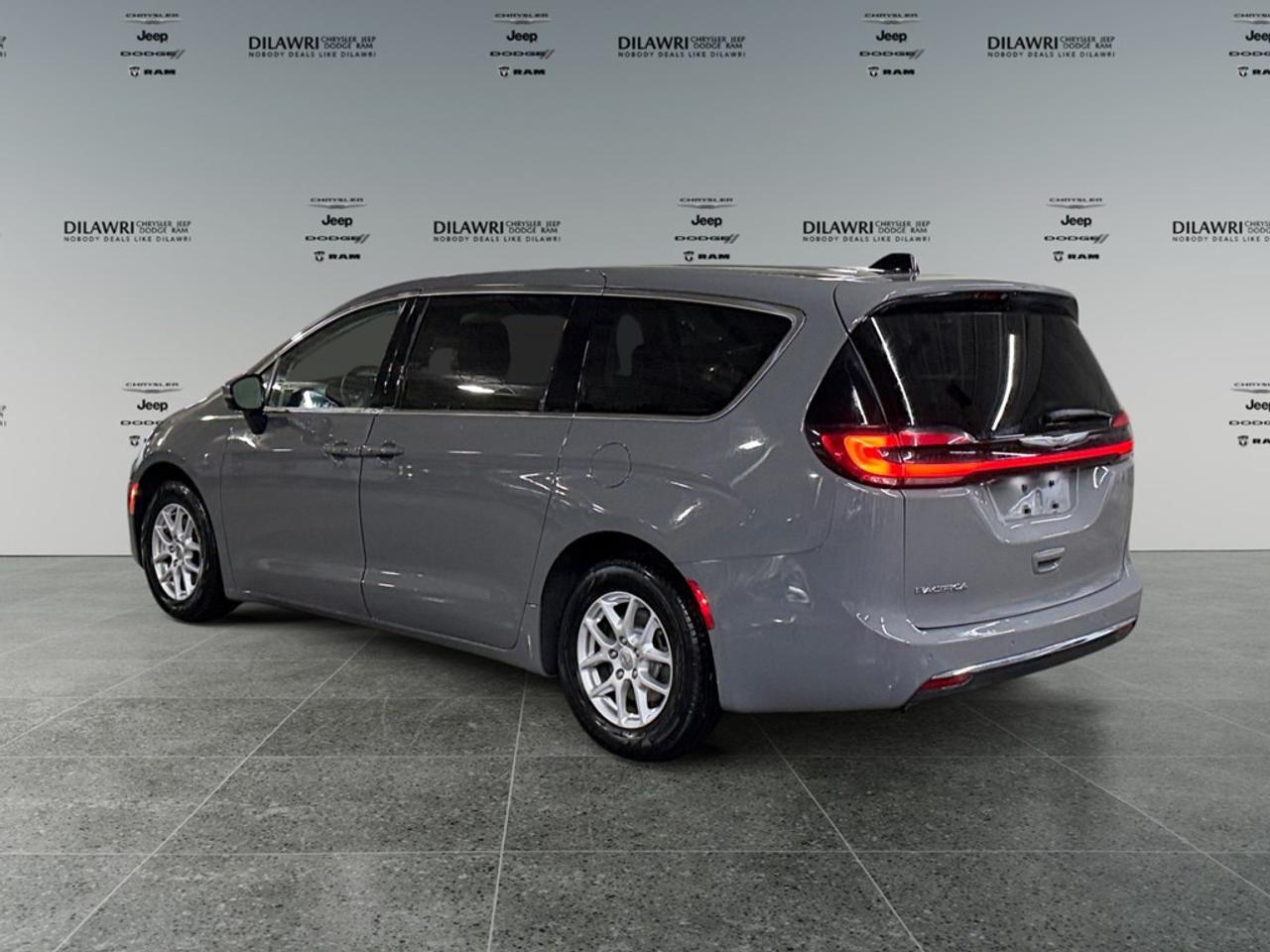 2023 Chrysler Pacifica Touring L FWD Photo