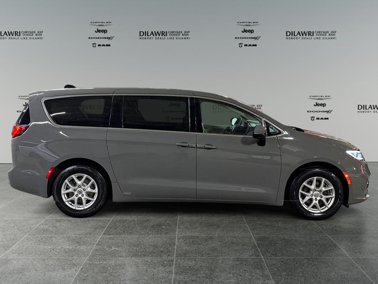 2023 Chrysler Pacifica Touring L FWD Photo