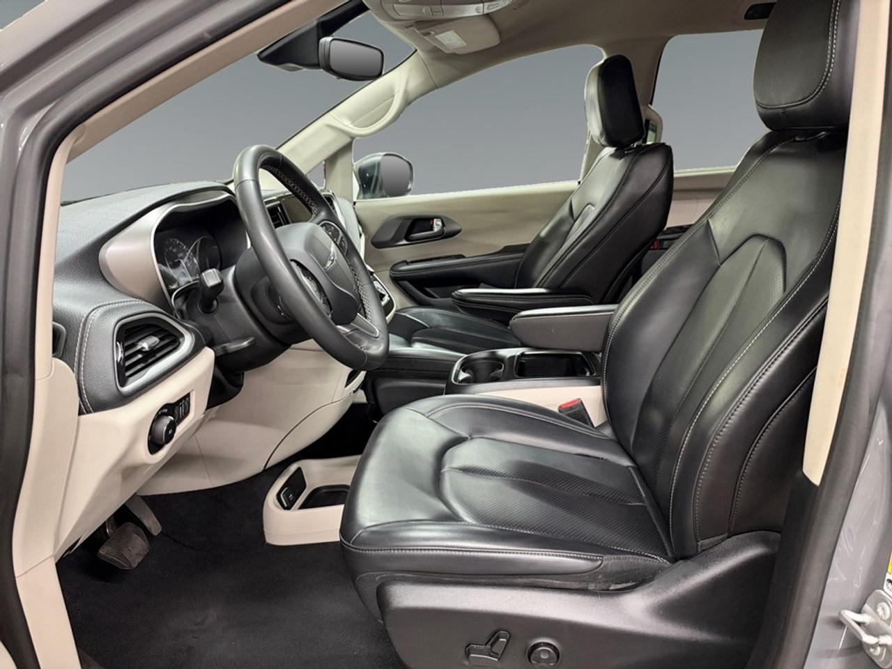 2023 Chrysler Pacifica Touring L FWD Photo