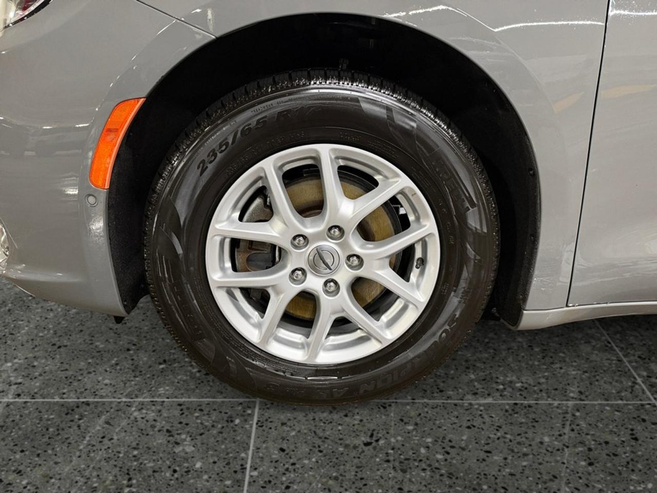 2023 Chrysler Pacifica Touring L FWD Photo