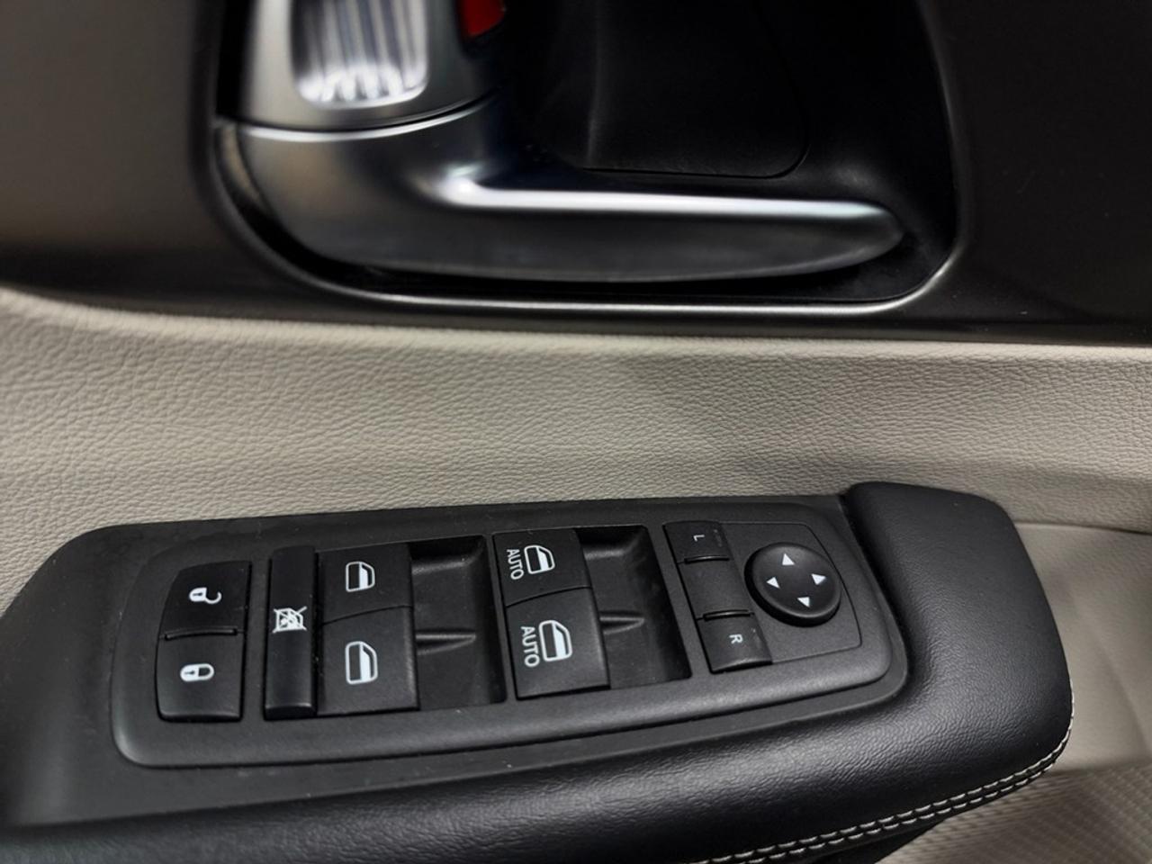 2023 Chrysler Pacifica Touring L FWD Photo