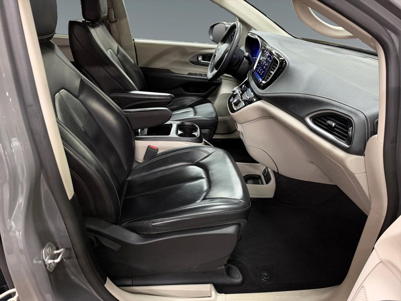 2023 Chrysler Pacifica Touring L FWD Photo