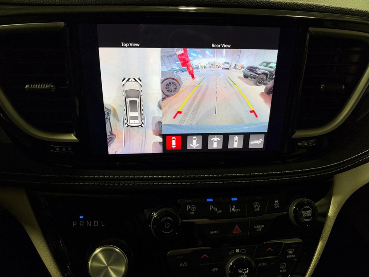 2023 Chrysler Pacifica Touring L FWD Photo