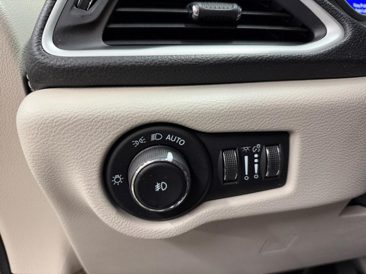 2023 Chrysler Pacifica Touring L FWD Photo