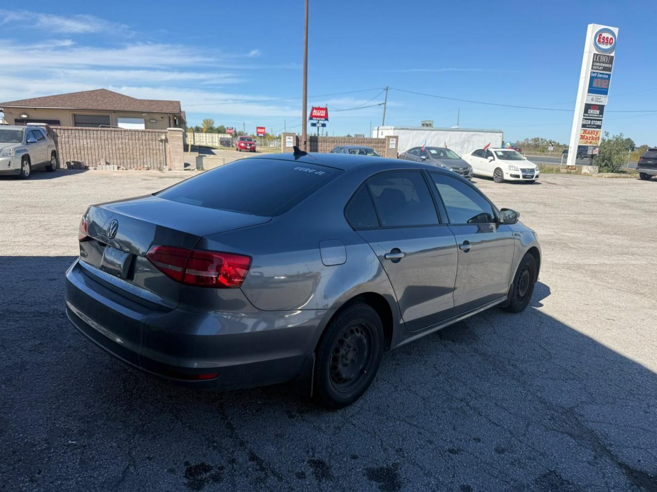 2015 Volkswagen Jetta 4dr 2.0L Auto Trendline Photo3