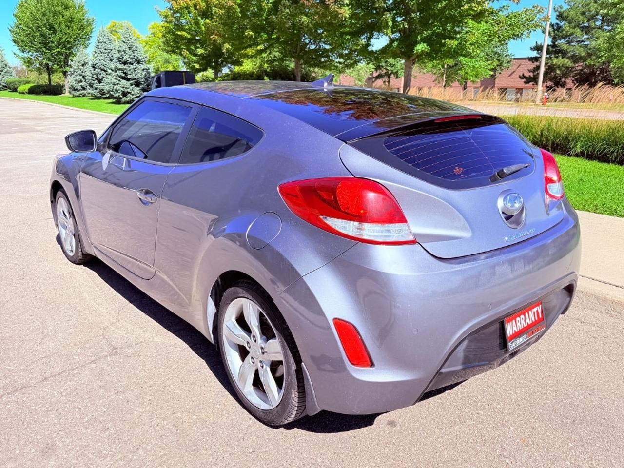 2014 Hyundai Veloster Base w/Red 3dr Hatchback Photo