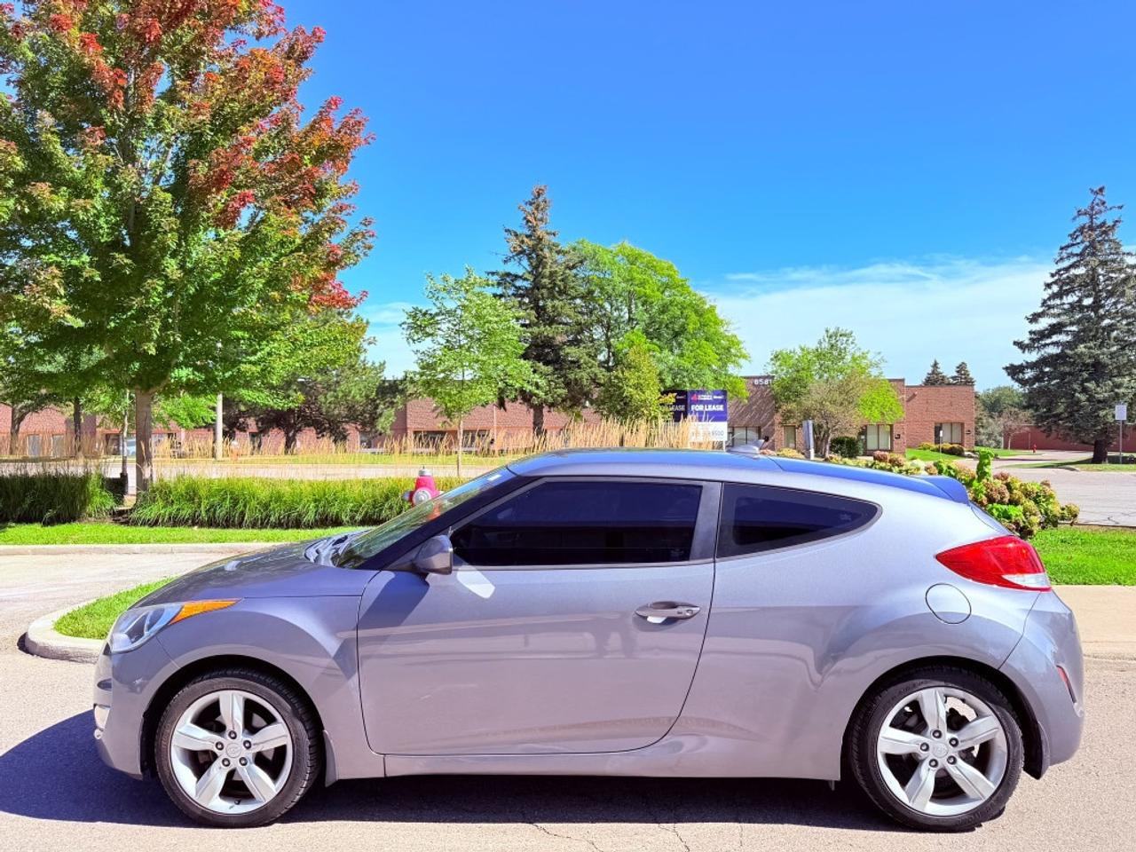 2014 Hyundai Veloster Base w/Red 3dr Hatchback Photo