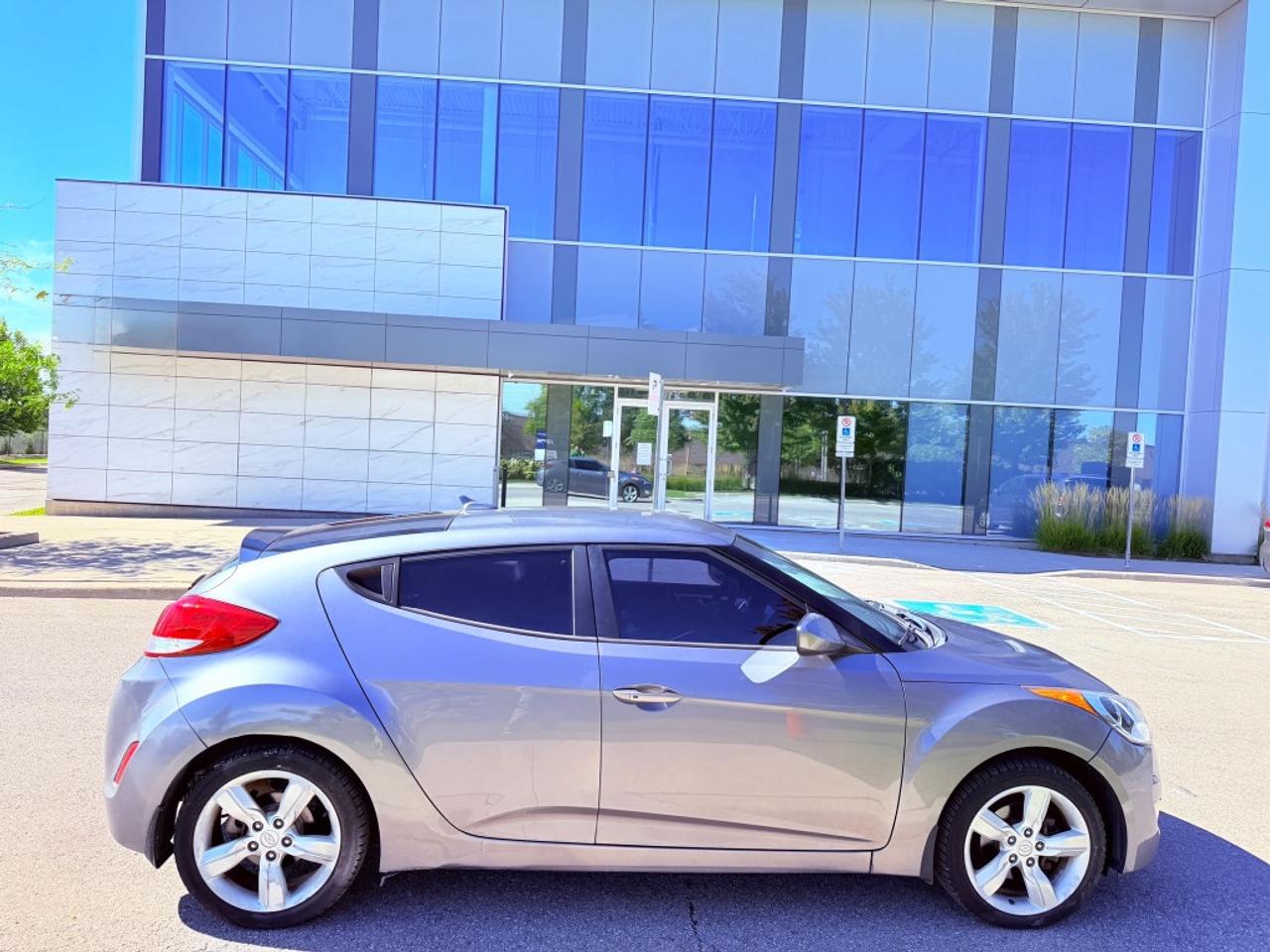2014 Hyundai Veloster Base w/Red 3dr Hatchback Photo
