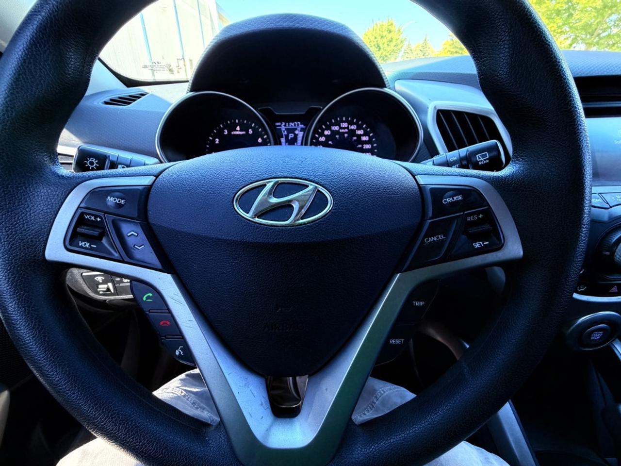 2014 Hyundai Veloster Base w/Red 3dr Hatchback Photo