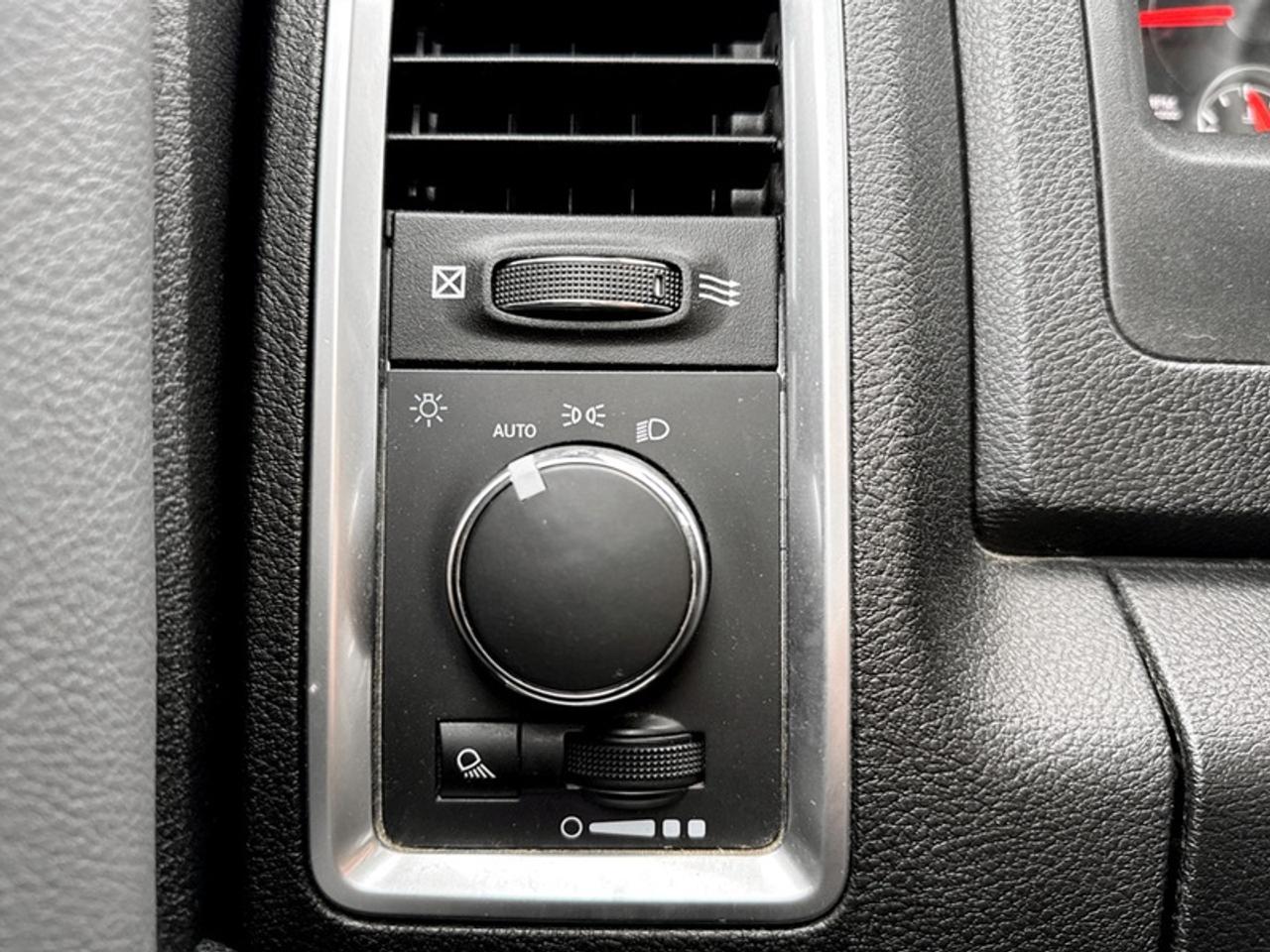 2023 RAM 1500 Classic SLT  **20-IN ALLOY WHEELS** Photo