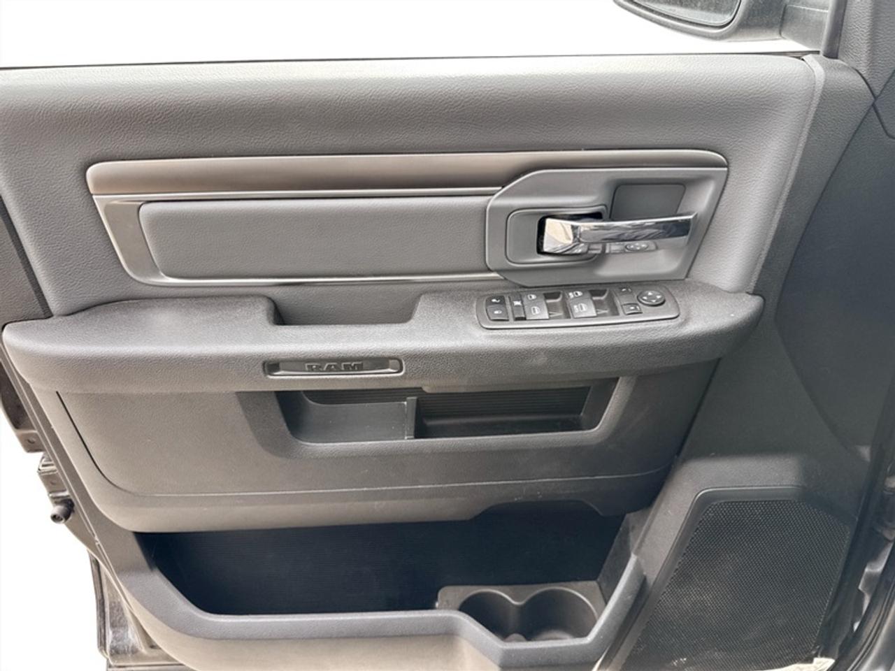 2023 RAM 1500 Classic SLT  **20-IN ALLOY WHEELS** Photo