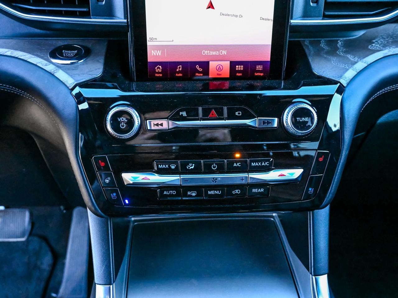 2023 Ford Explorer Platinum Photo